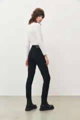 Pantalón de pana negro, de corte ajustado.