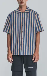 Camisa de manga corta con patrón de rayas multicolores, con cierre frontal y cuello tipo camisa.