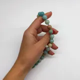 Collar de cuentas de amazonita de 10 mm de diámetro, con separadores de hilo color turquesa y cierre de mosquetón de acero hipoalergénico con baño dorado.