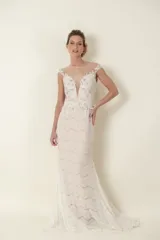 Vestido de encaje y tul color marfil, con apliques bordados y piedras, falda con movimiento y cola.