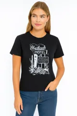 Remera negra de algodón con estampa de corazón, cactus y motel.