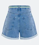 Short mom jeans celeste con cintura alta, trabillas en la cintura, bolsillos, cinturón cordón y bajo pliegado.