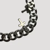 Pulsera plateada de eslabones gruesos con dije de cruz colgante y cierre de gancho en forma de cruz.