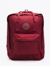 Mochila color bordó con logo circular de la marca Forum Industries Co. en el frente. Tiene un compartimento principal con cierre, un bolsillo frontal con cierre, dos asas de mano y correas acolchadas ajustables para los hombros.