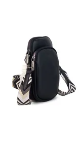 Bandolera pequeña tipo 'phone bag' de símil cuero color rosado pálido, con cierre de cremallera y correa ancha de tela con diseño de chevron en tonos claros.