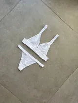 Conjunto sin taza de algodón y lycra en color blanco, con elástico personalizado.