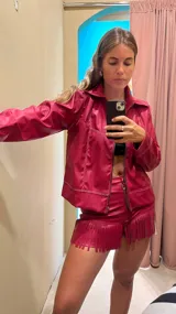 Campera corta de color rojo cereza, con cierre frontal y diseño sencillo.