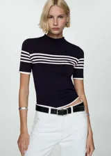 Jersey de punto fino color blanco con rayas horizontales negras, cuello redondo y mangas cortas.