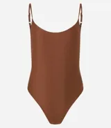 Malla enteriza marrón con breteles finos y escote redondo.