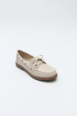 Zapato náutico color beige, de símil cuero, con cordones y suela marrón antideslizante.