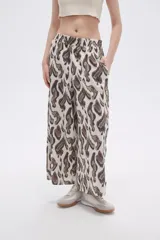 Pantalón palazzo estampado con cintura elastizada.