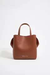 Bolso grande de piel marrón, con estructura rígida y tres compartimentos, ideal para el uso diario.