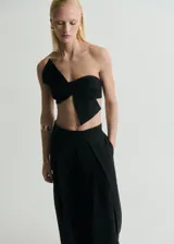 Pantalón negro de tiro alto y corte wide leg.