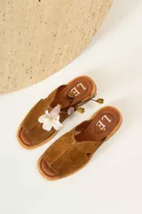 Sandalias marrones de cuero con diseño minimalista.