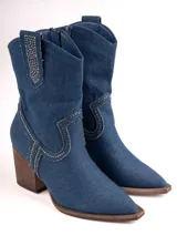 Botas texanas de denim azul con bordados y apliques de strass. Taco de madera y puntera cuadrada. Cierre lateral con cremallera.