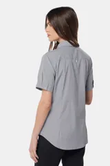 Camisa entallada de manga corta con rayas verticales celestes y blancas.