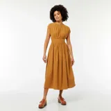 Vestido largo color ocre, sin mangas, con cuello redondo y falda amplia con frunces en la cintura.