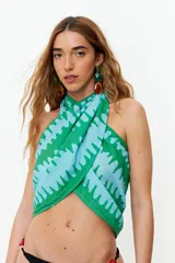 Minifalda con estampado multicolor y lazo lateral.