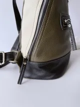 Mochila de cuero verde con detalles en blanco y negro.