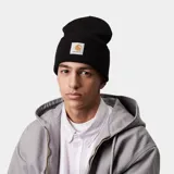 Gorro de lana negro con logo de Carhartt bordado en etiqueta blanca.