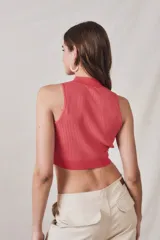 Top halter tejido color coral, con cuello alto y diseño ajustado al cuerpo.