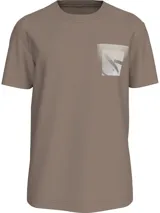 Remera color marrón claro de corte recto y mangas cortas. Presenta un bolsillo en el pecho con el monograma de Calvin Klein Jeans enmarcado en una caja.