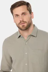 Camisa de lino blanca de manga larga, con bolsillo en el pecho con logo bordado y botones personalizados.