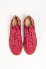 Zapatillas acordonadas de cuero vacuno color borgoña con detalle de gamuza en el talón y suela de goma color caramelo.