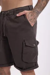 Bermuda cargo color marrón topo, de corte recto y largo hasta la rodilla, con bolsillos laterales con solapa y cordón ajustable en la cintura.