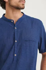 Camisa de manga corta color amarillo, con cuello mao y botones de coco.
