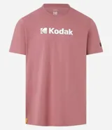 Remera rosada de algodón con cuello redondo y mangas cortas. Estampa frontal con el logo de Kodak en blanco.