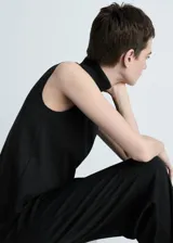 Top negro de tejido de punto con cuello alto tipo cisne y sin mangas.