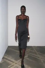 Vestido midi de satén negro con escote corazón, tirantes finos y abertura en el ruedo.