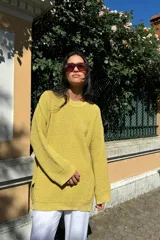 Sweater oversize color amarillo verdoso de tejido de punto con cuello redondo y mangas largas.