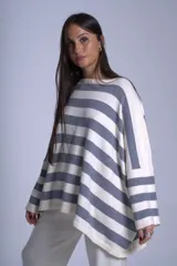 Sweater oversize de punto con rayas horizontales grises y blancas.