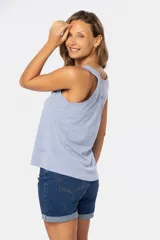 Musculosa negra con escote cuadrado, breteles anchos y bolsillo de parche en el pecho.
