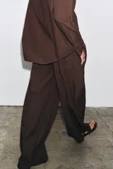 Pantalón marrón de tiro medio y pierna ancha, con cintura elástica ajustable con cordones.