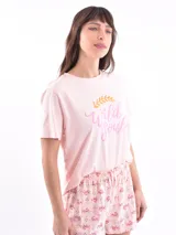 Conjunto de pijama rosa con estampado floral, compuesto por una remera de mangas cortas con cuello redondo y un short con cintura elástica.