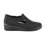 Zapato casual negro de Korium Confort con taco corrido y detalle de elástico.