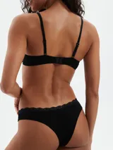 Bombacha de bikini negra de corte clásico, con borde de encaje fino en la cintura.