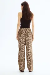 Pantalón de viscosa con estampado de leopardo, tiro alto, cintura elastizada con cordón ajustable, bolsillos laterales y corte amplio.