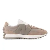 Championes New Balance modelo 327 color beige con detalles en gris y blanco. Capellada de malla con superposiciones de gamuza y logo "N" en cuero sintético. Entresuela de espuma y suela de goma con diseño texturizado.