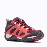 Championes de trekking Merrell Yokota 2, color coral con detalles en borgoña y celeste. Confeccionados en gamuza y malla, con suela de goma resistente y tecnología Air Cushion en el talón.