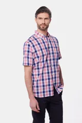 Camisa de manga corta con estampado a cuadros en tonos azul, rosa y blanco.