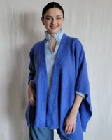 Ruana azul tejida con lana suave y duradera.
