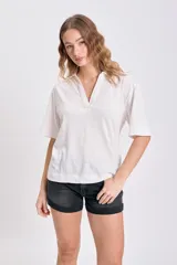 Camiseta blanca de manga corta con cuello polo y escote en V.