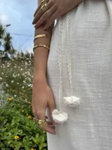 Vestido largo color crudo, con breteles finos regulables y espalda descubierta.