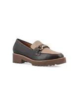 Mocasín de cuero color negro y beige con detalle de hebilla dorada y suela track.
