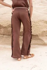 Pantalón marrón de lino con volados laterales y en la pretina, corte recto y detalles a contratono.