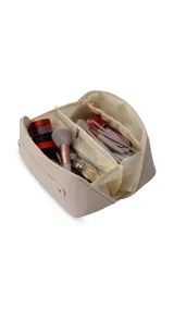 Neceser color beige de símil cuero con cierre sesgado, asa y compartimentos internos.